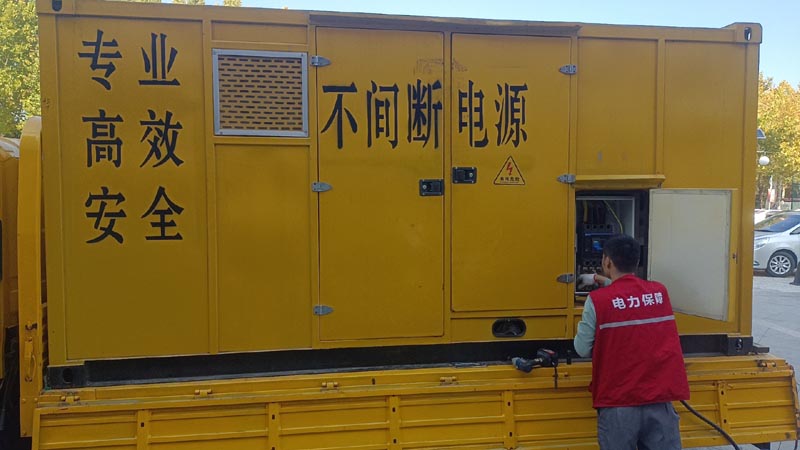 安吉柴油发电机组和UPS电源配合使用时，如何避免切换过程中的电力中断？